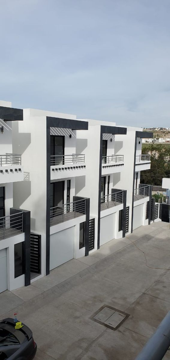 7 CASAS MODERNAS EN ZONA DORADA