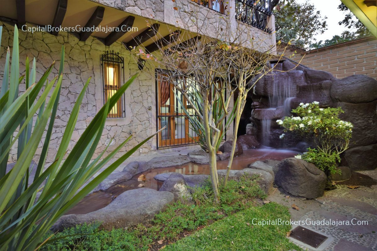 casa-de-lujo-en-venta-en-palomar-con-3-terrenos10-26826
