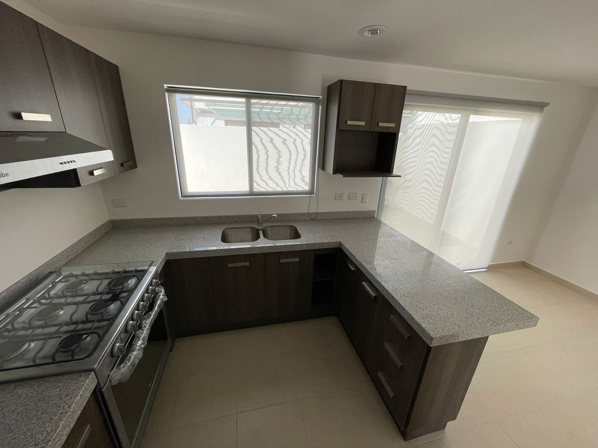 CASA EN RENTA CON ESTUDIO O RECAMARA  EN PLANTA BAJA  EN ZAKIA EL MARQUES QRO