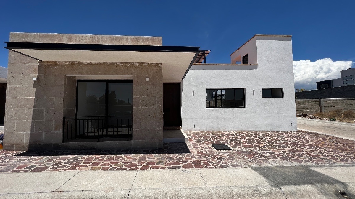 Casa en RENTA de estilo arquitectónico moderno en un solo nivel en privada