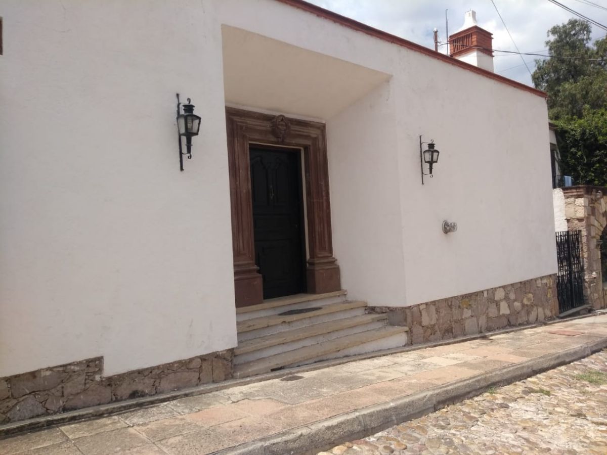 casa-en-renta-zona-residencial-estilo-colonial-cerca-de-avenida-principal1-26997