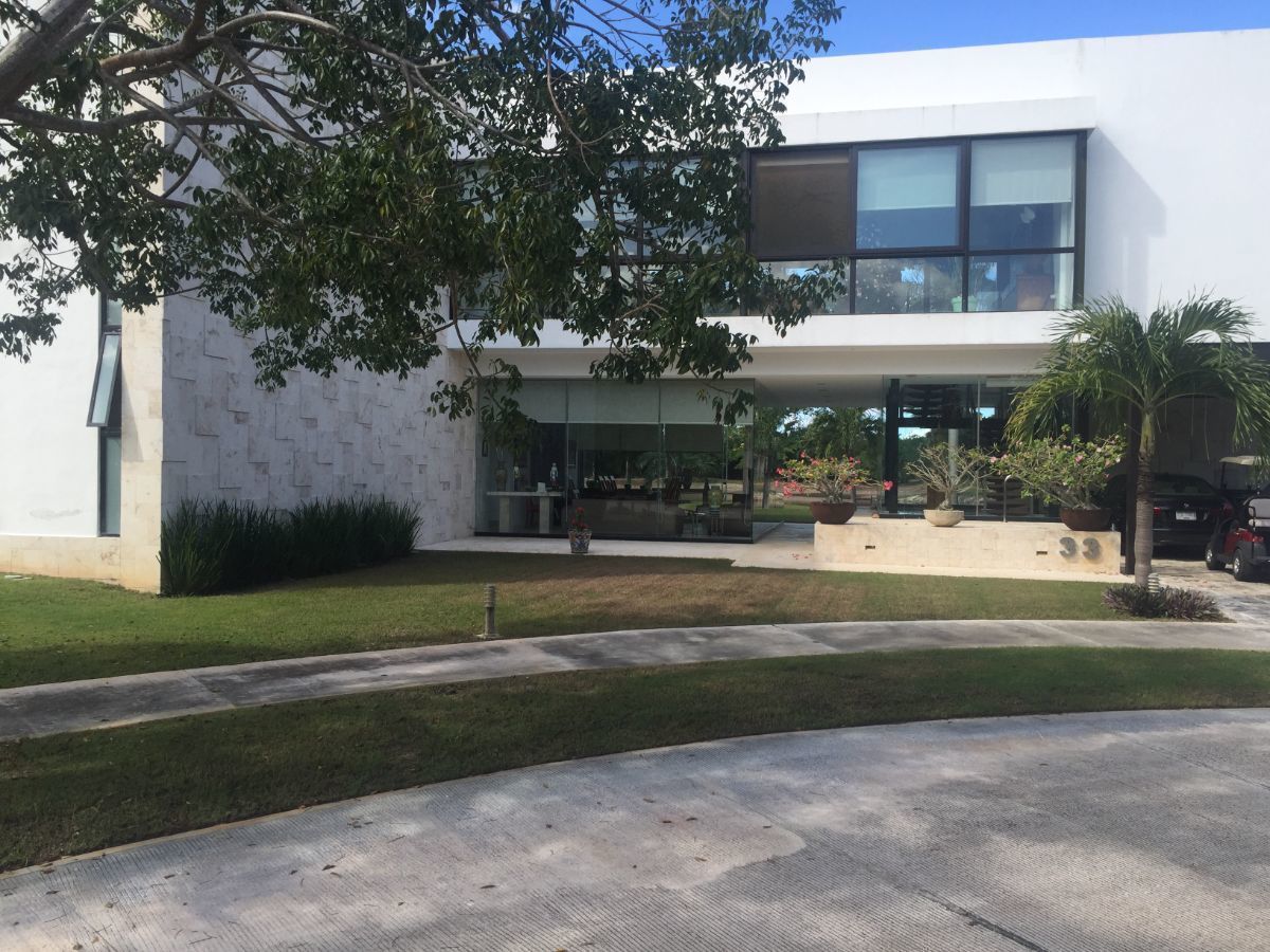 casa-en-venta--en-yucatan-country-club-frente-al-hoyo-8-y-182-31594