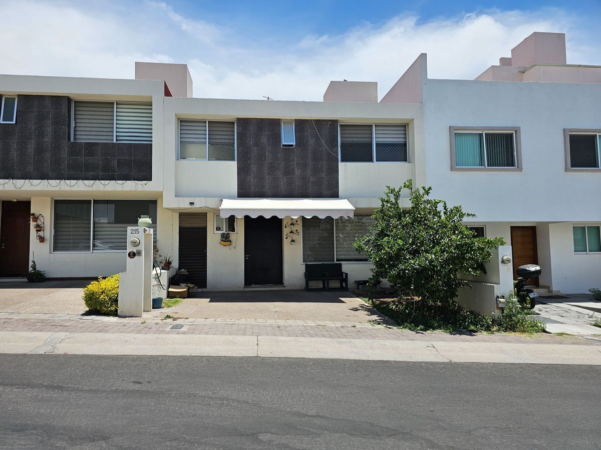 casa-en-venta-3-recmaras-con-sala-de-tv-en-el-refugio-queretaro2-11771
