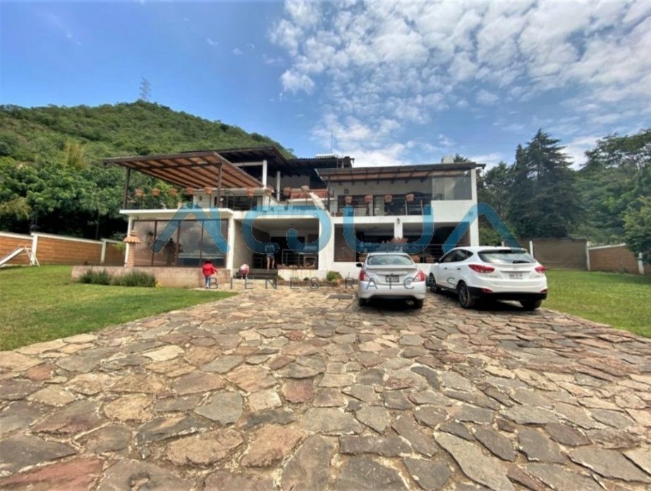 CASA EN VENTA CON JACUZZI Y VISTA AL LAGO
