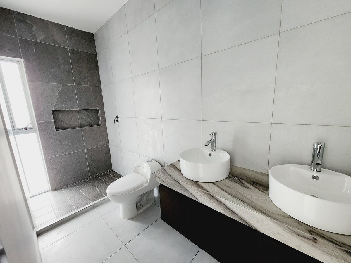 casa-en-venta-con-terraza-y-amplio-jardin-fraccionamiento-lomas-de-la-rioja15-32140