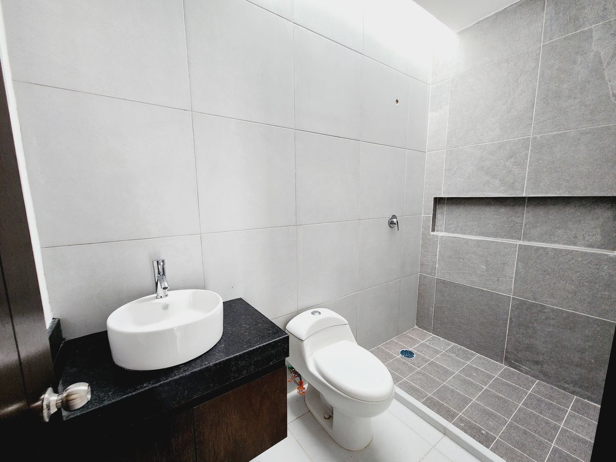 casa-en-venta-con-terraza-y-amplio-jardin-fraccionamiento-lomas-de-la-rioja18-32140