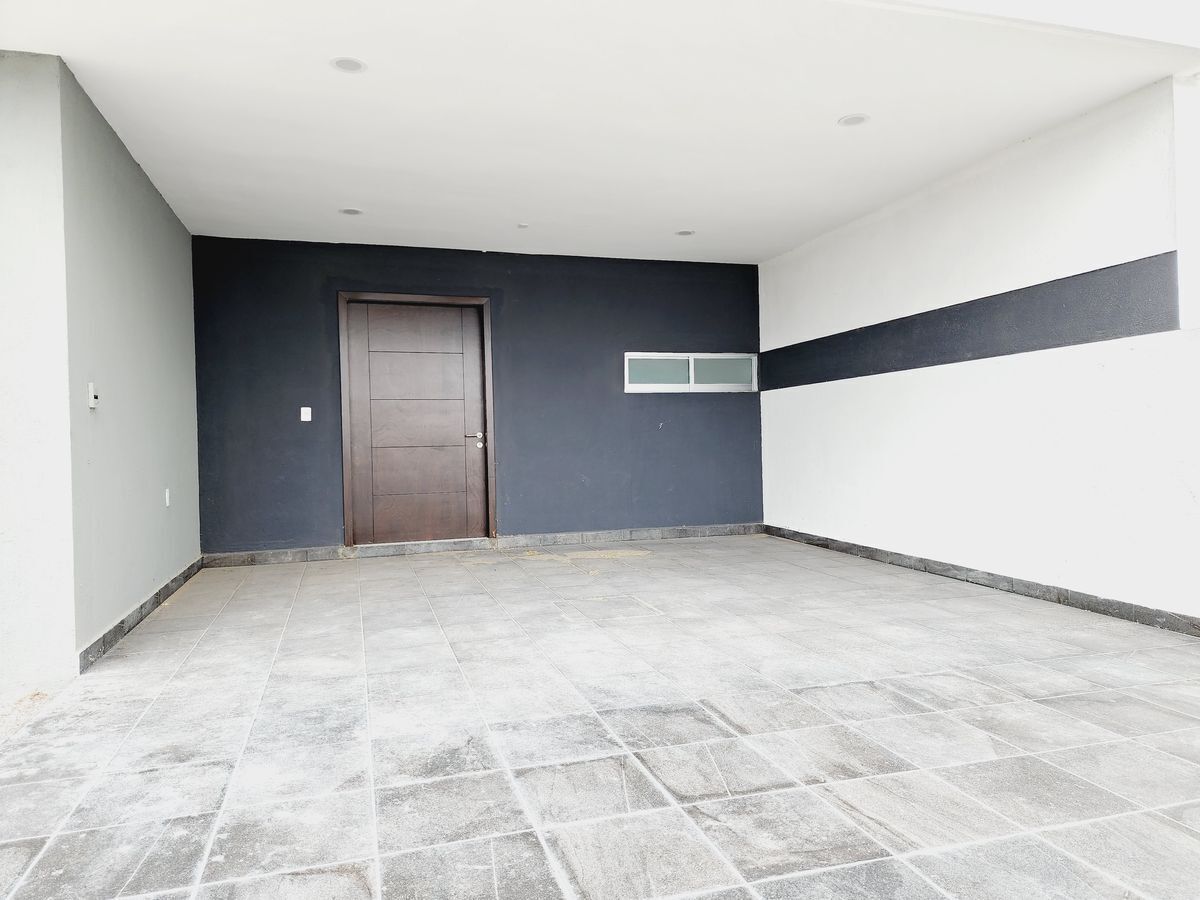 casa-en-venta-con-terraza-y-amplio-jardin-fraccionamiento-lomas-de-la-rioja2-32140