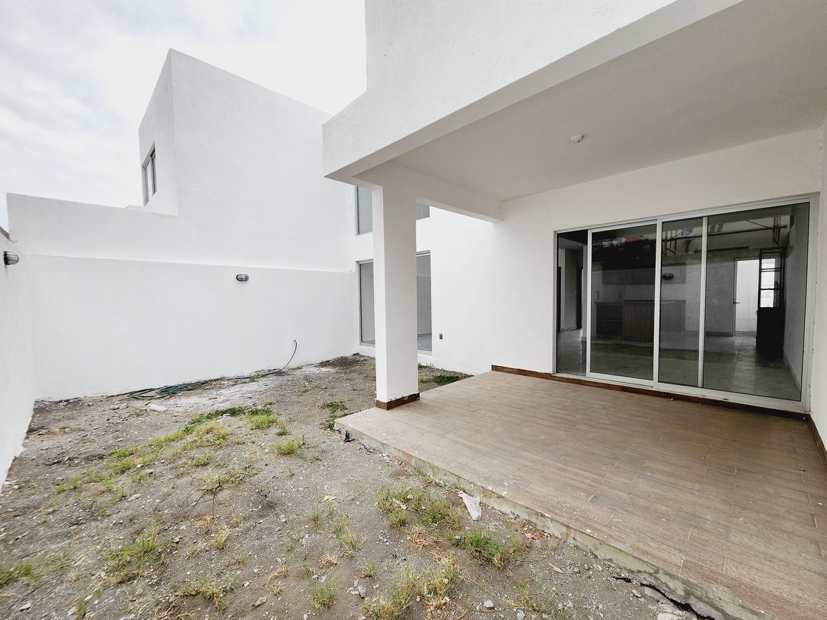 casa-en-venta-con-terraza-y-amplio-jardin-fraccionamiento-lomas-de-la-rioja9-32140