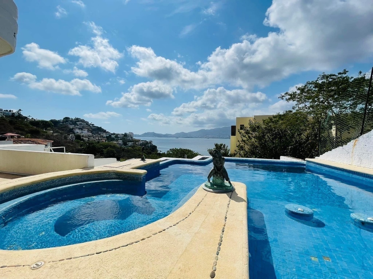 Casa en venta!! Cuenta con 2 albercas y una villa de 2 niveles