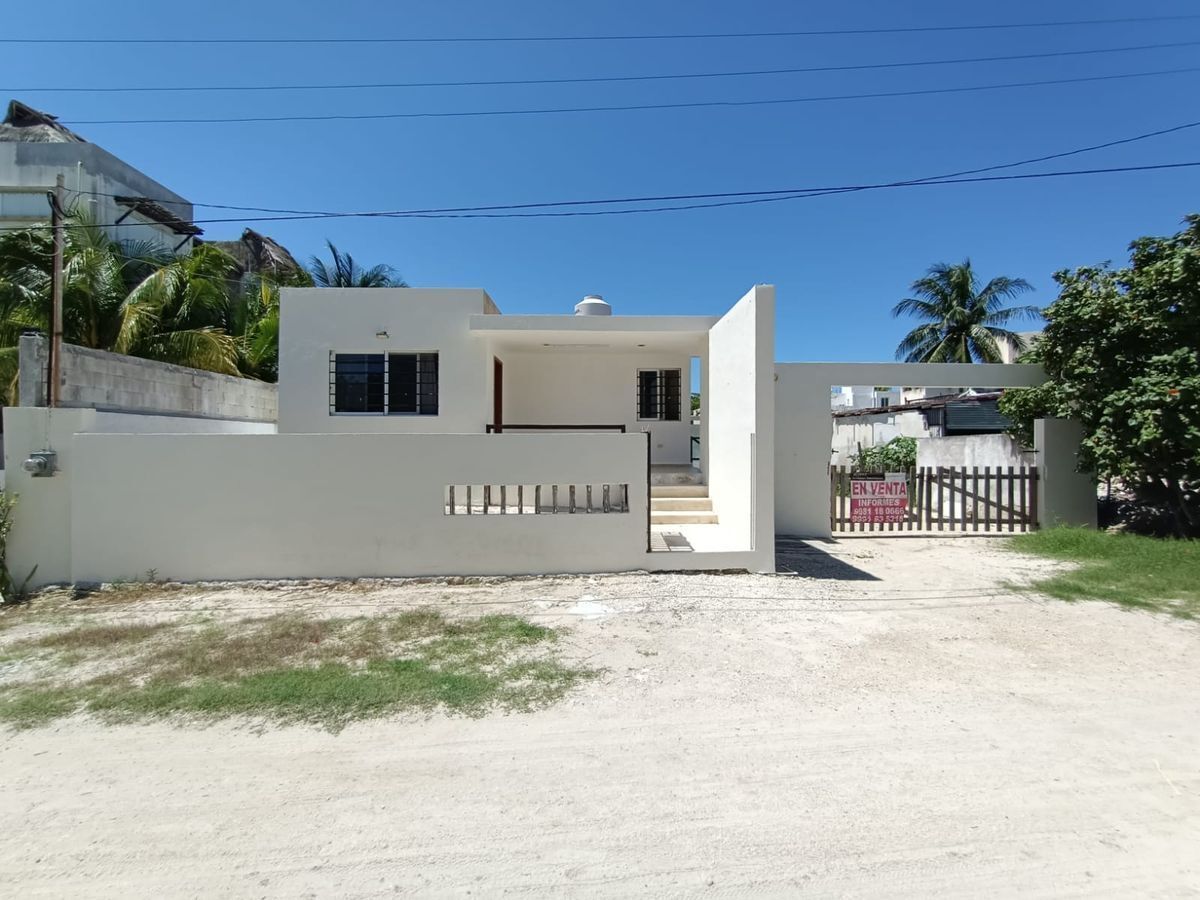 Casa en Venta en Chicxulub Puerto con amplio terreno