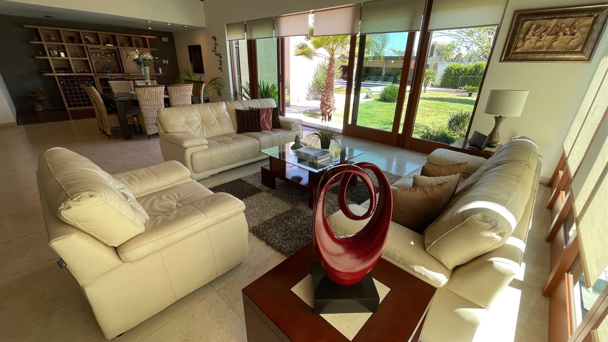 casa-en-venta-residencial-en-un-nivel-en-zona-sur-con-alberca-en-guanajuato-gto15-30831