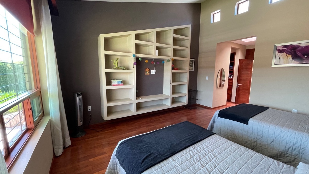 casa-en-venta-residencial-en-un-nivel-en-zona-sur-con-alberca-en-guanajuato-gto20-30831