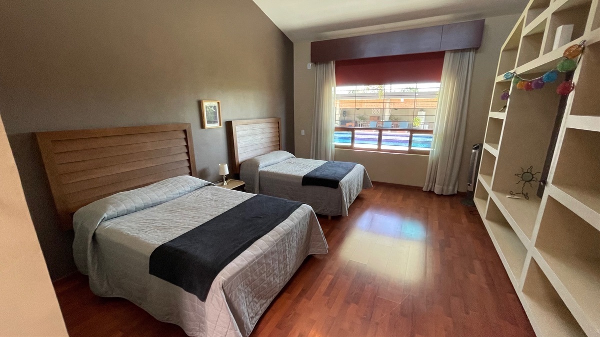 casa-en-venta-residencial-en-un-nivel-en-zona-sur-con-alberca-en-guanajuato-gto21-30831