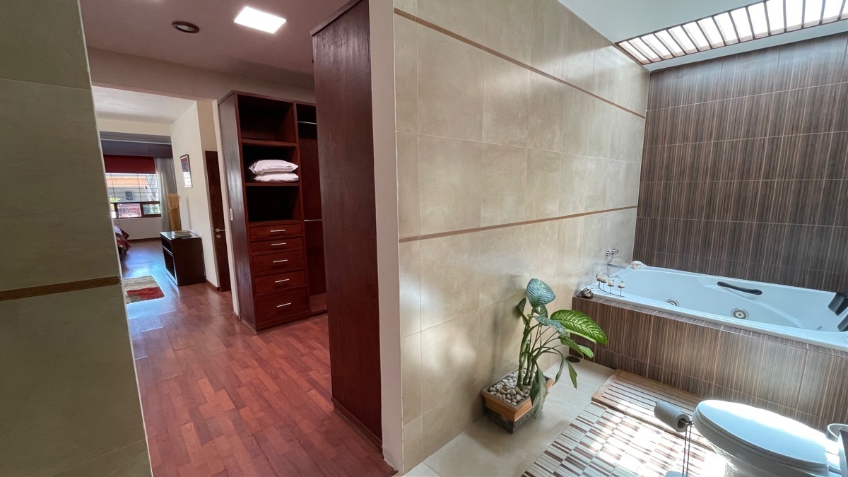 casa-en-venta-residencial-en-un-nivel-en-zona-sur-con-alberca-en-guanajuato-gto35-30831