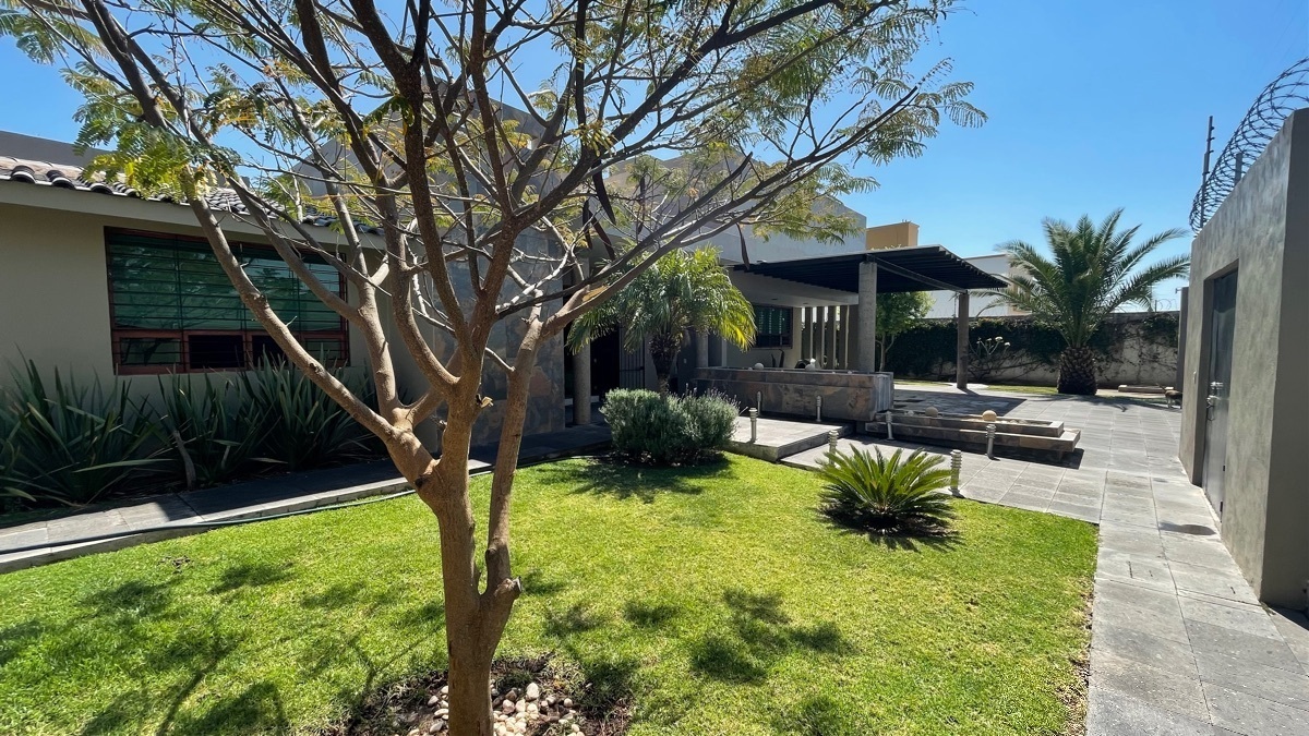 casa-en-venta-residencial-en-un-nivel-en-zona-sur-con-alberca-en-guanajuato-gto37-30831