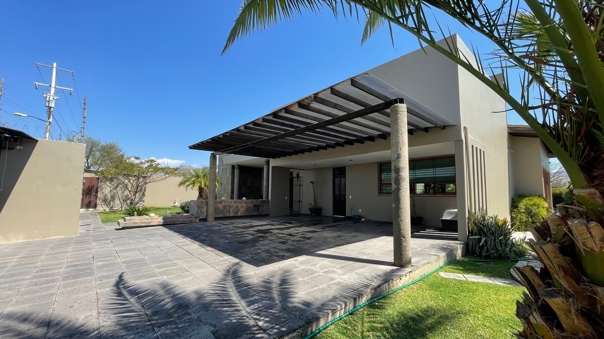 casa-en-venta-residencial-en-un-nivel-en-zona-sur-con-alberca-en-guanajuato-gto38-30831
