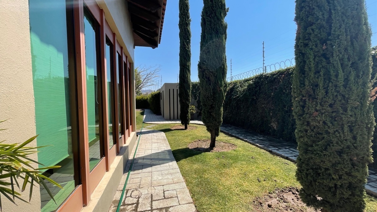 casa-en-venta-residencial-en-un-nivel-en-zona-sur-con-alberca-en-guanajuato-gto39-30831