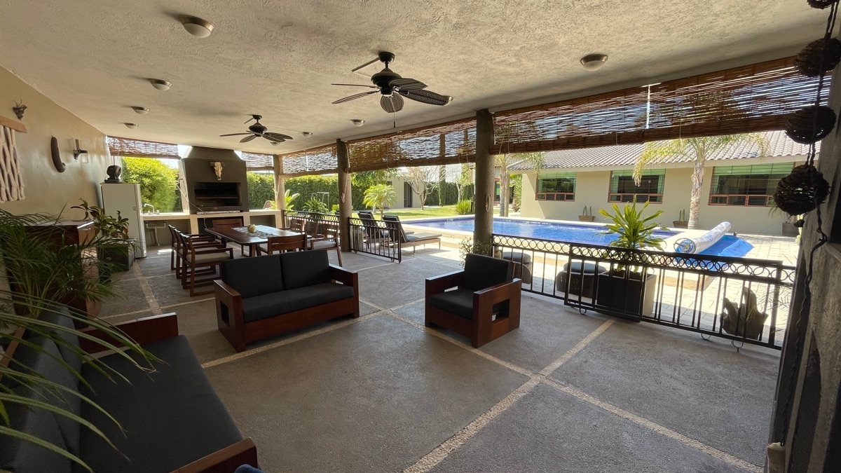casa-en-venta-residencial-en-un-nivel-en-zona-sur-con-alberca-en-guanajuato-gto48-30831