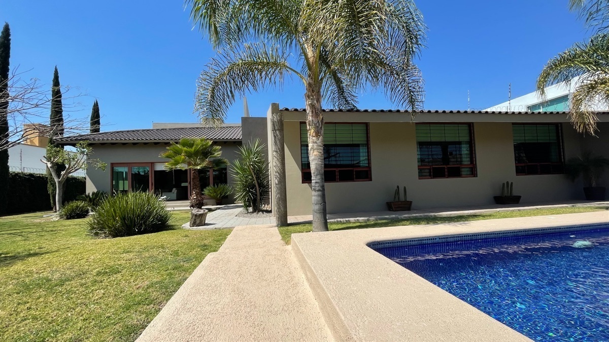 casa-en-venta-residencial-en-un-nivel-en-zona-sur-con-alberca-en-guanajuato-gto49-30831