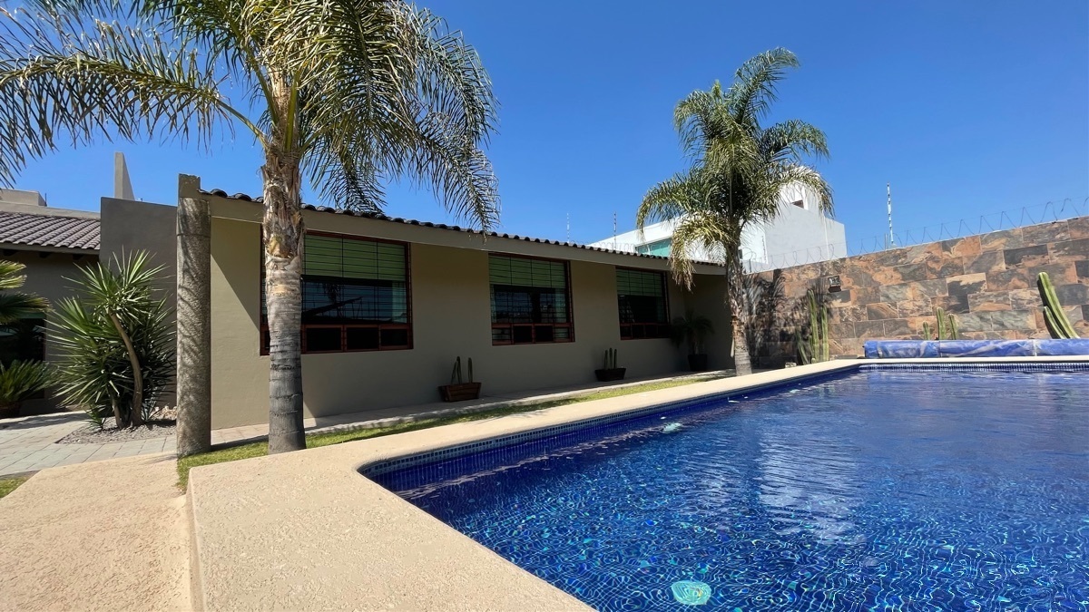 casa-en-venta-residencial-en-un-nivel-en-zona-sur-con-alberca-en-guanajuato-gto50-30831