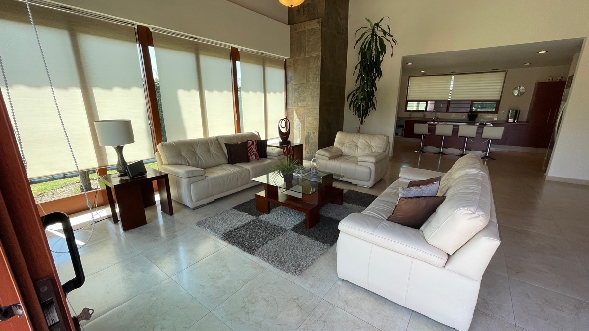 casa-en-venta-residencial-en-un-nivel-en-zona-sur-con-alberca-en-guanajuato-gto8-30831