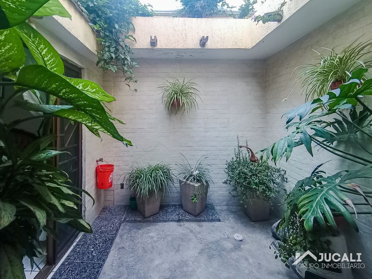 casa-en-venta-sobre-avenida-en-la-colonia-oblatos-guadalajara-jal10-21857