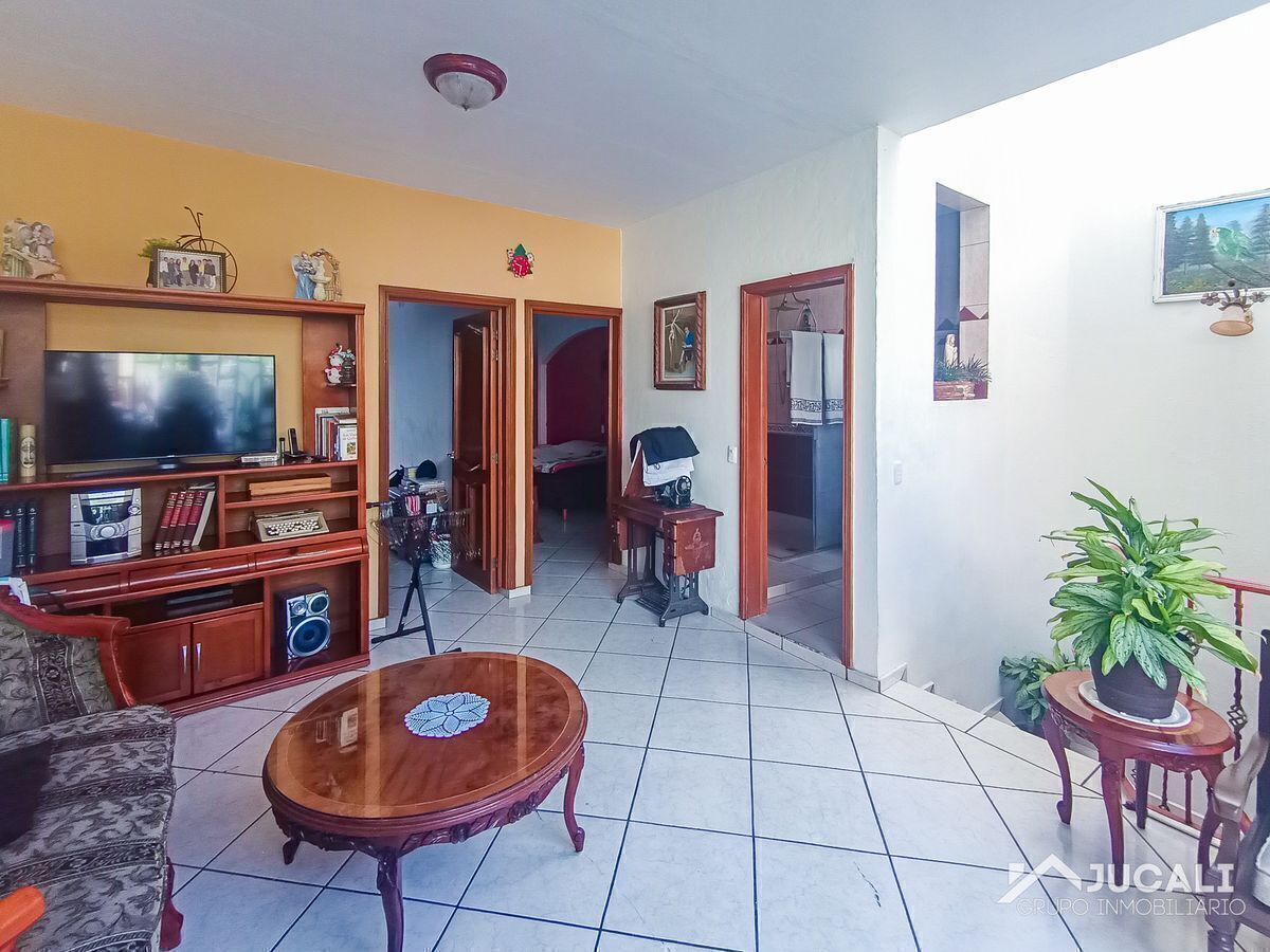 casa-en-venta-sobre-avenida-en-la-colonia-oblatos-guadalajara-jal12-21857