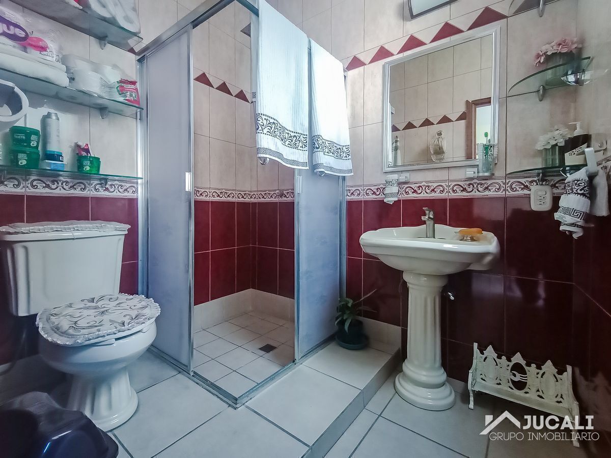 casa-en-venta-sobre-avenida-en-la-colonia-oblatos-guadalajara-jal17-21857
