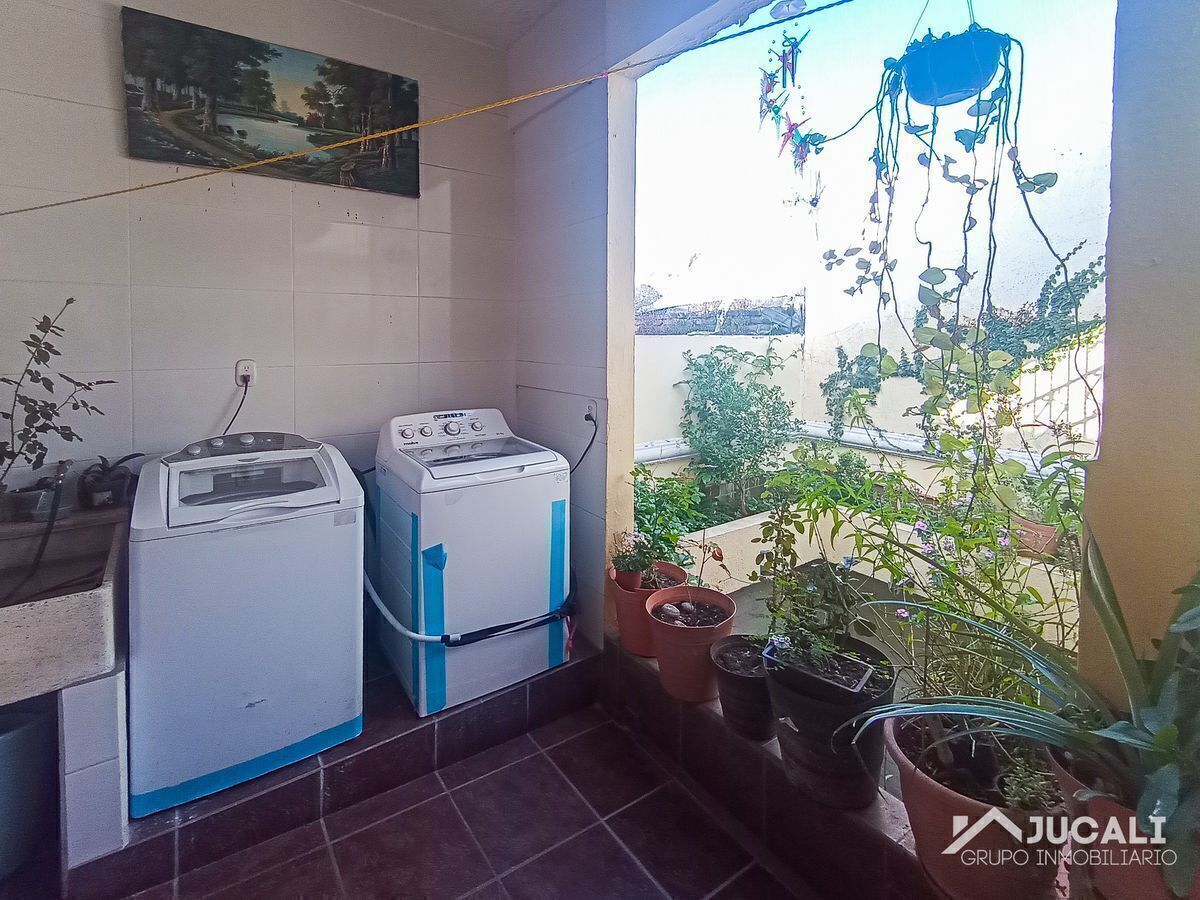 casa-en-venta-sobre-avenida-en-la-colonia-oblatos-guadalajara-jal18-21857