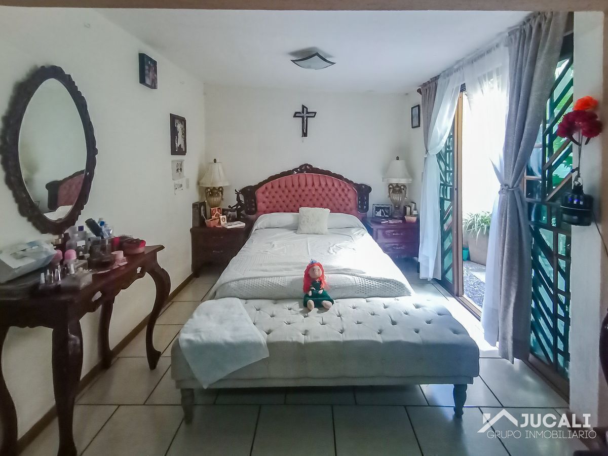 casa-en-venta-sobre-avenida-en-la-colonia-oblatos-guadalajara-jal9-21857