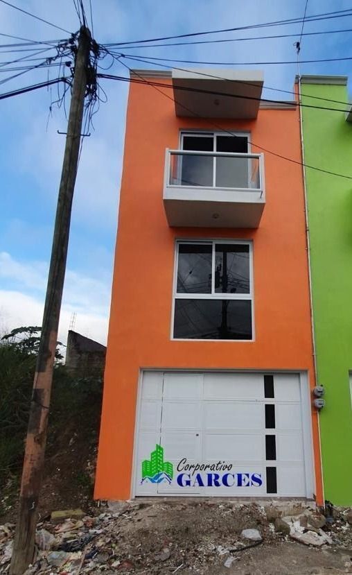 Casa nueva con portón eléctrico.