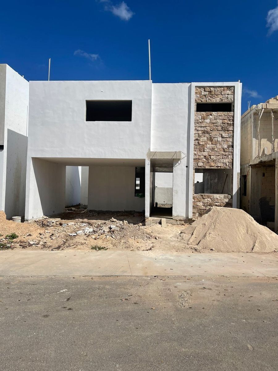 Casas en venta en Mérida, Privada Inara Cholul de 2 plantas.