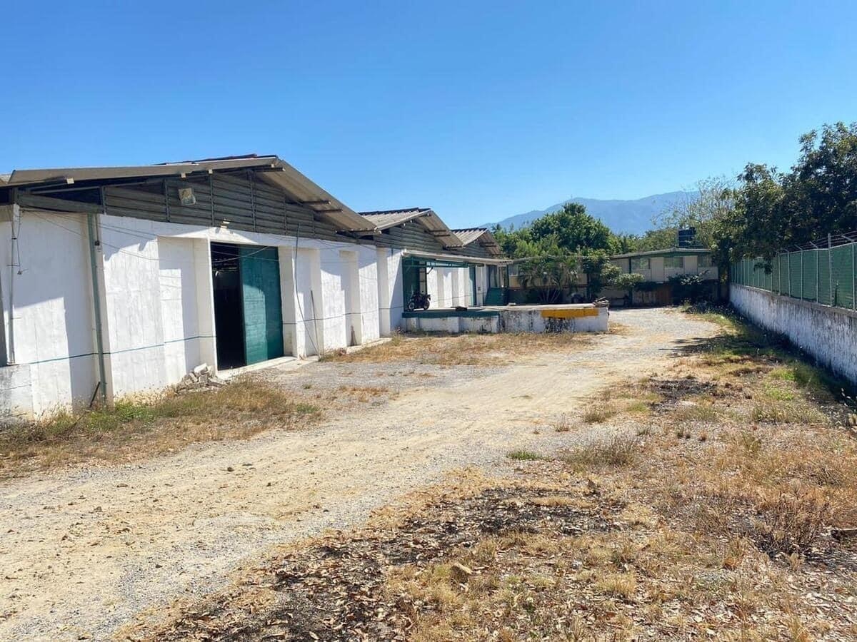 En venta!! Bodegas con oficinas y terreno industrial