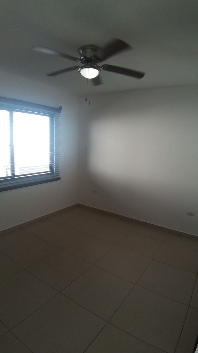 en-venta-casa-de-4-recamaras-en-fraccionamiento-con-alberca-refugio-queretaro17-12373
