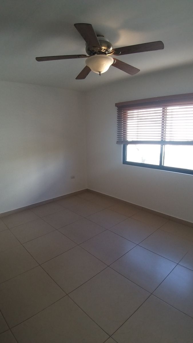en-venta-casa-de-4-recamaras-en-fraccionamiento-con-alberca-refugio-queretaro21-12373