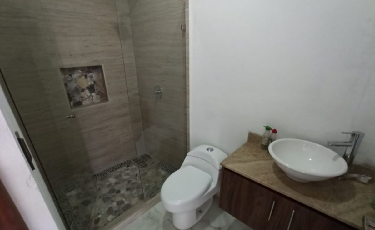 estrena-exclusiva-casa-con-techo-doble-altura-y-alberca-privada13-23617