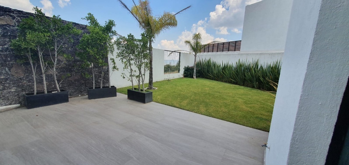 hermosa-casa-con-vista-al-lago-y-campo-de-golf--de-zibata11-23741