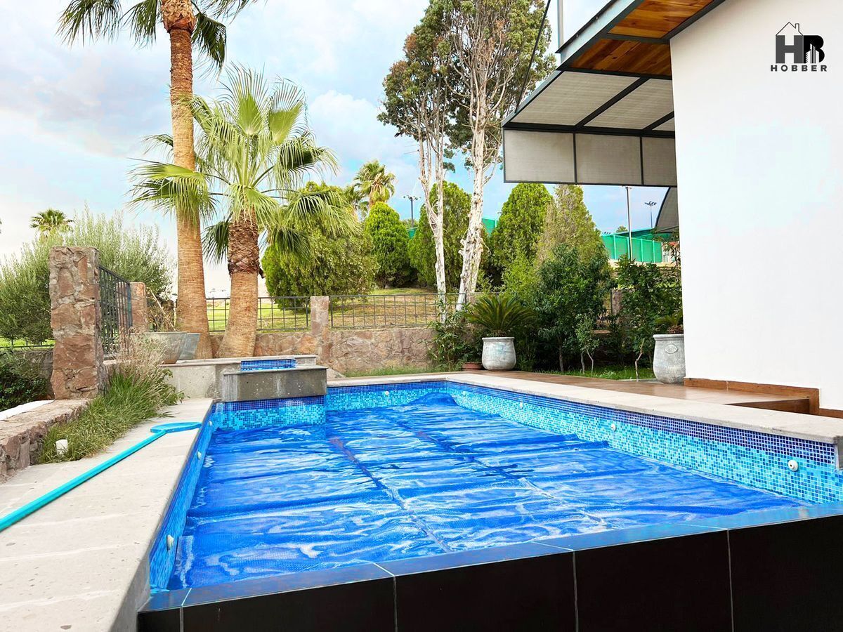 hermosa-residencia-con-jacuzzi-en-venta4-15891