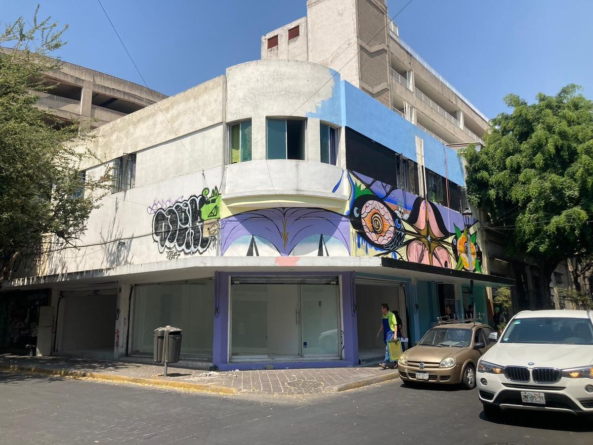 Local comercial en renta para diversos giros esquina con Lopez Cotilla y Donato