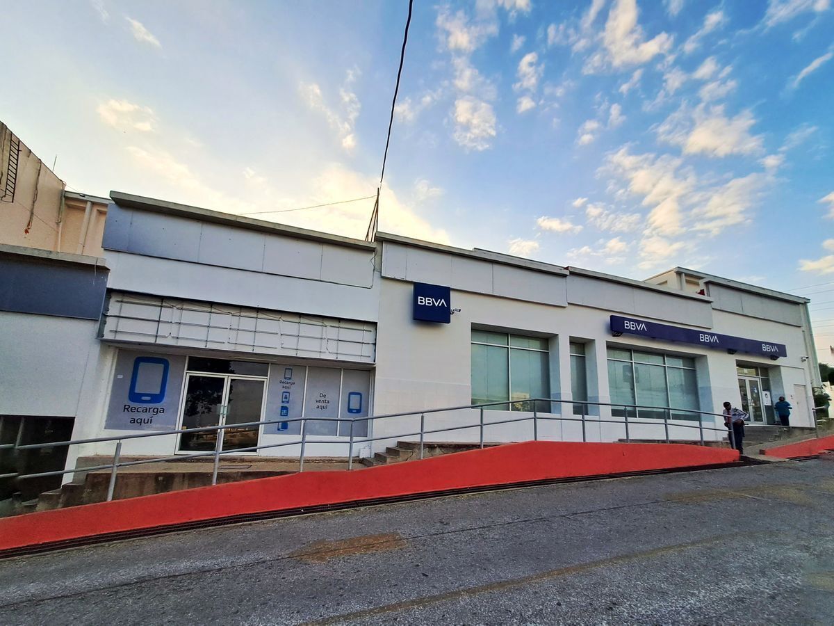 local-en-renta-con-estacionamiento-junto-a-bancomer-plaza-mirador3-20468