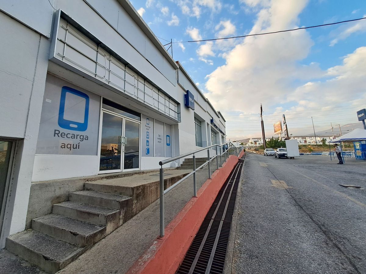 local-en-renta-con-estacionamiento-junto-a-bancomer-plaza-mirador4-20468