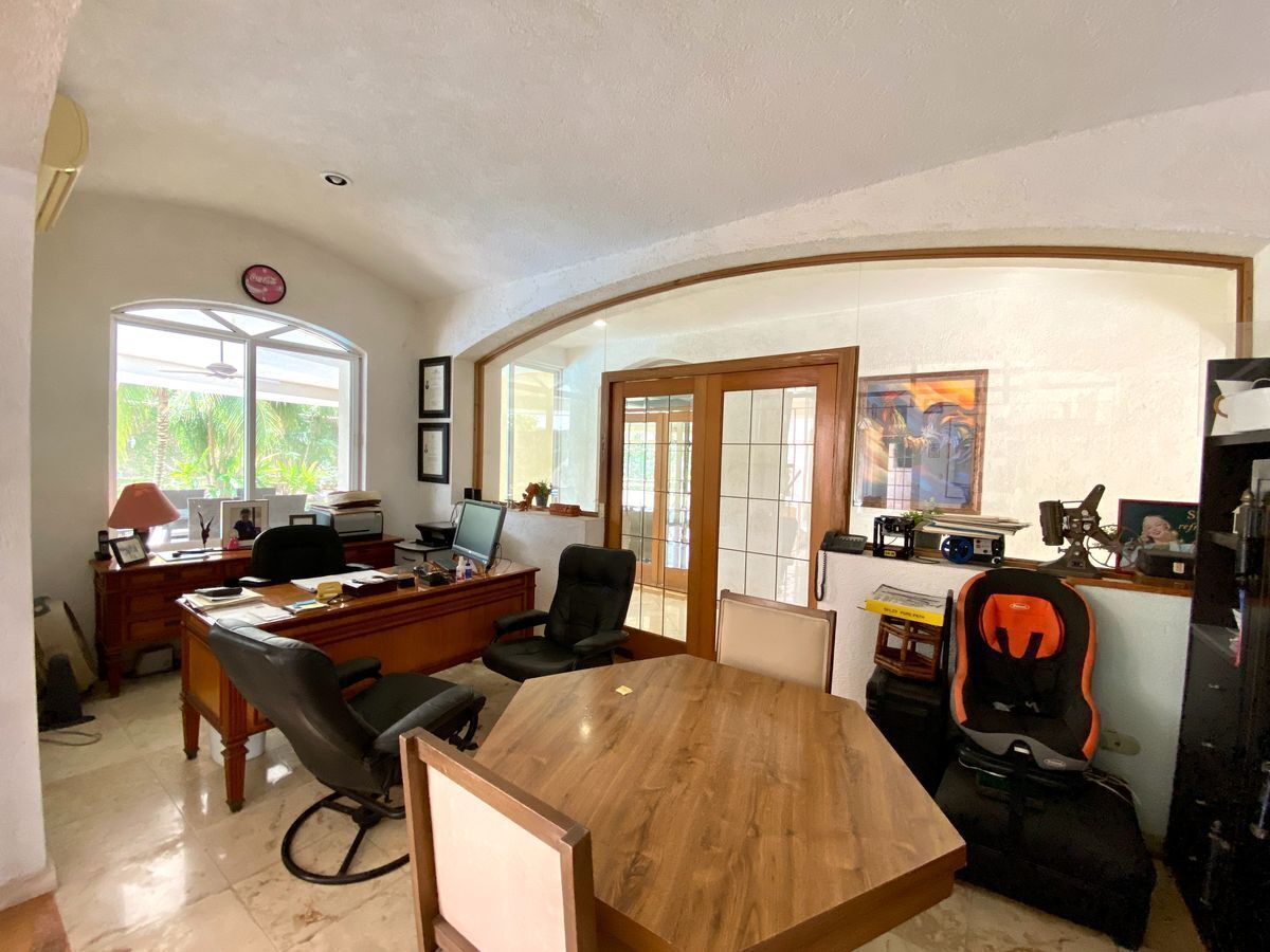 lujosa-residencia-en-venta-sobre-avenida-en-zona-exclusiva-de-mrida15-26381