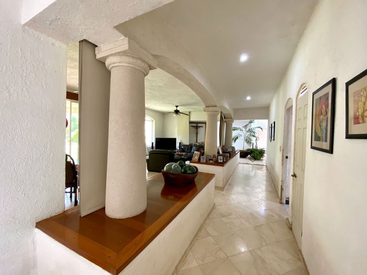 lujosa-residencia-en-venta-sobre-avenida-en-zona-exclusiva-de-mrida18-26381