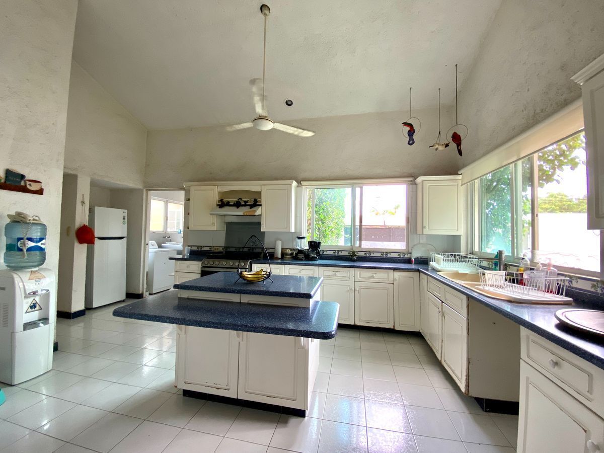 lujosa-residencia-en-venta-sobre-avenida-en-zona-exclusiva-de-mrida21-26381