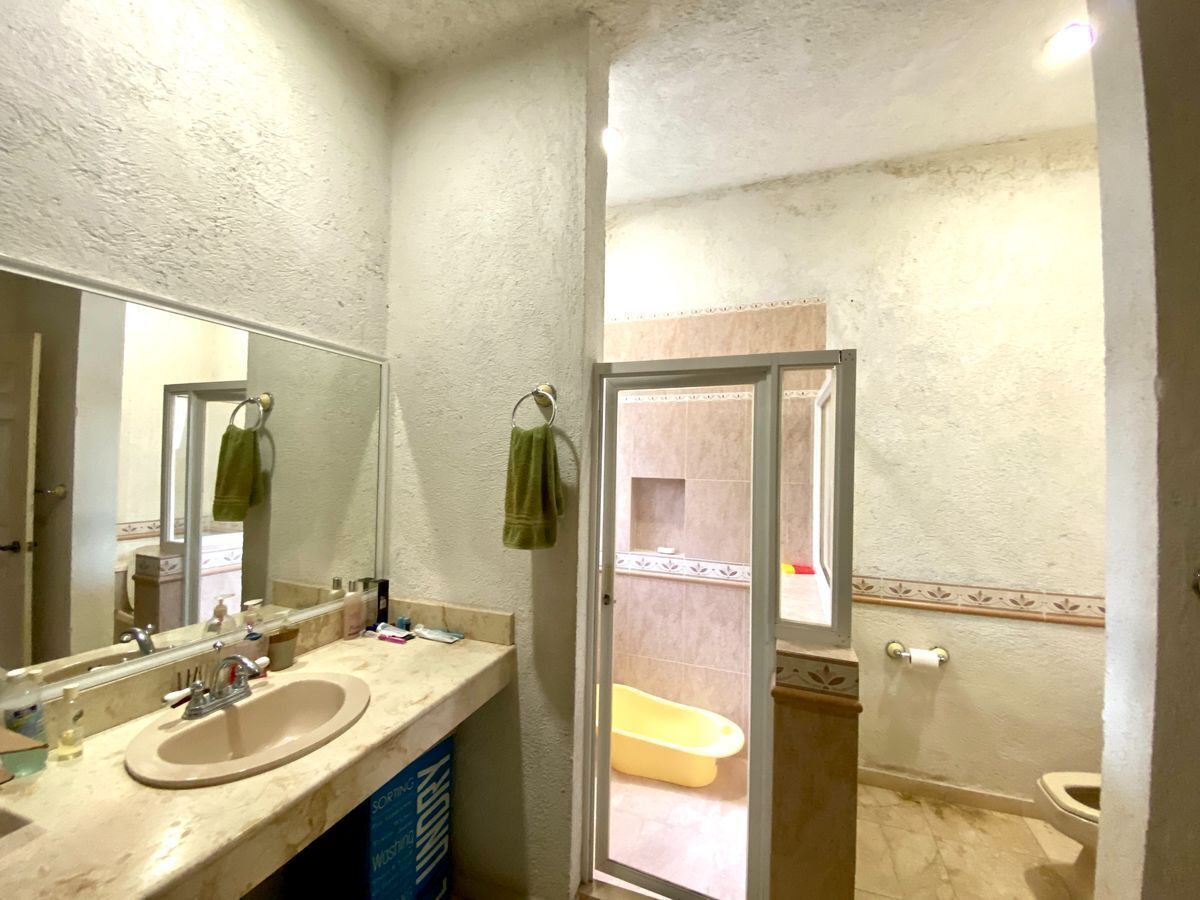 lujosa-residencia-en-venta-sobre-avenida-en-zona-exclusiva-de-mrida29-26381