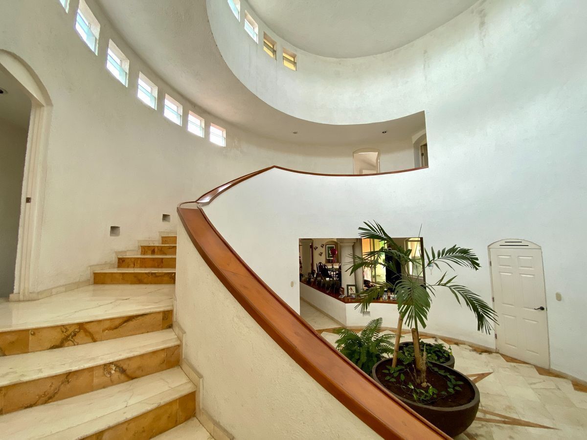 lujosa-residencia-en-venta-sobre-avenida-en-zona-exclusiva-de-mrida33-26381