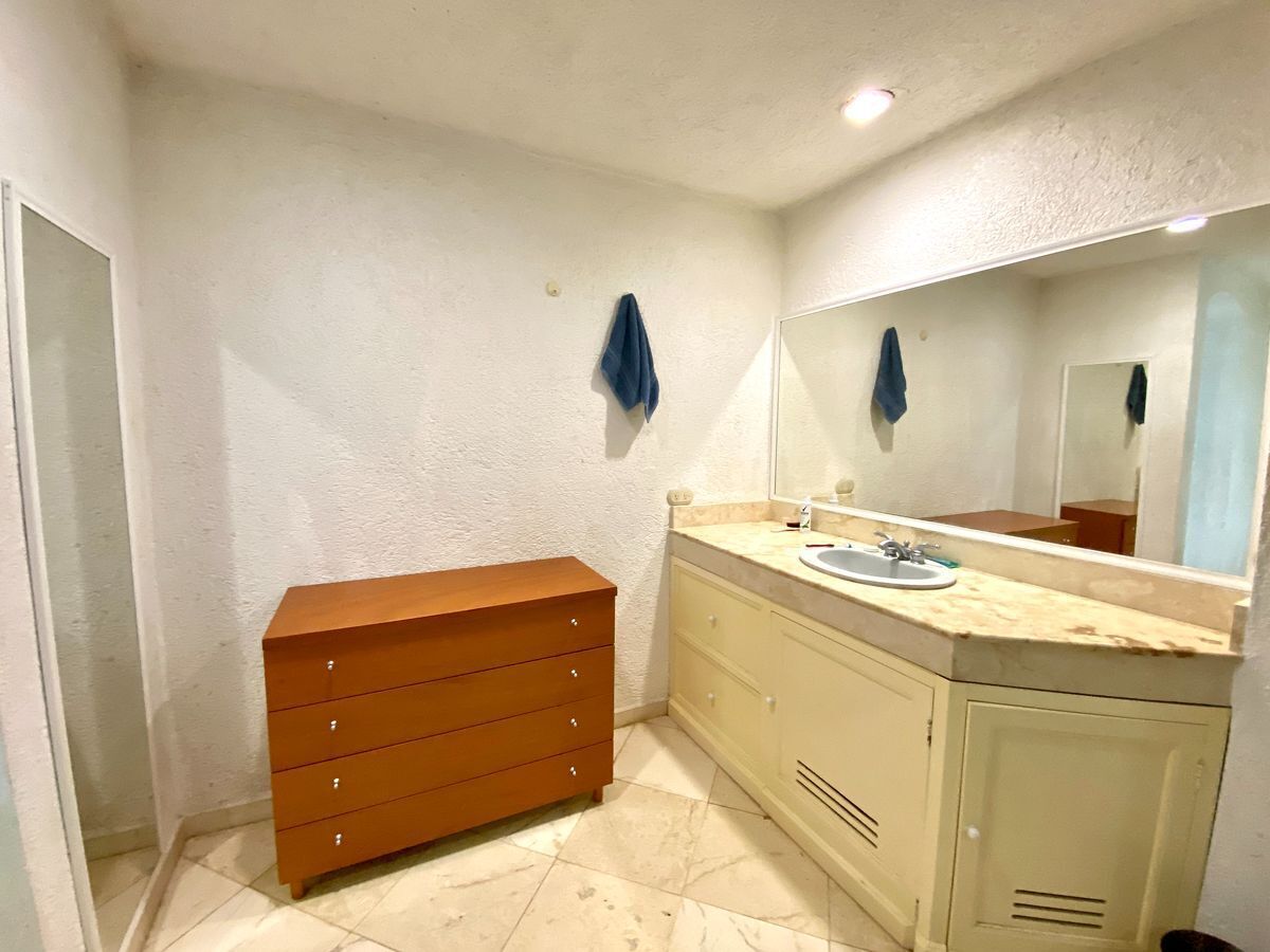lujosa-residencia-en-venta-sobre-avenida-en-zona-exclusiva-de-mrida38-26381
