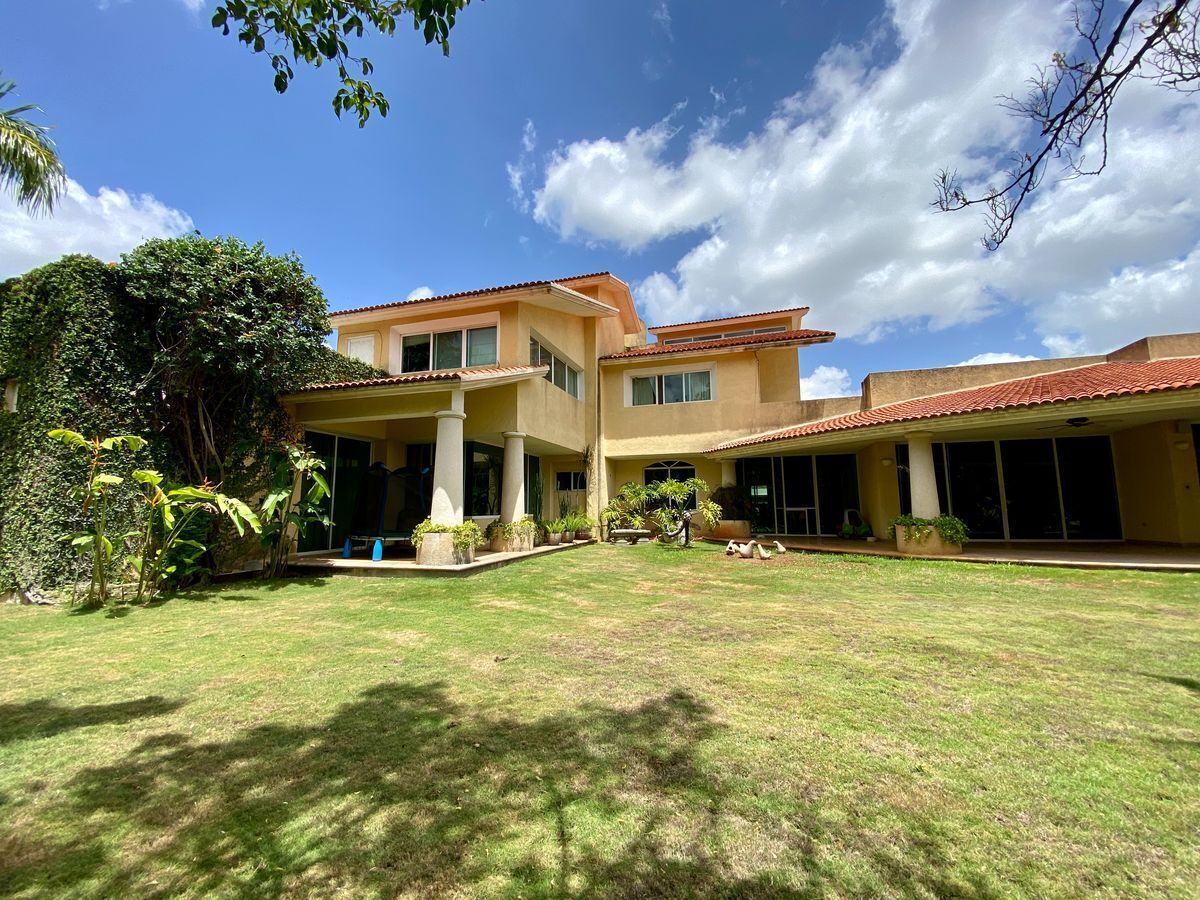 lujosa-residencia-en-venta-sobre-avenida-en-zona-exclusiva-de-mrida40-26381