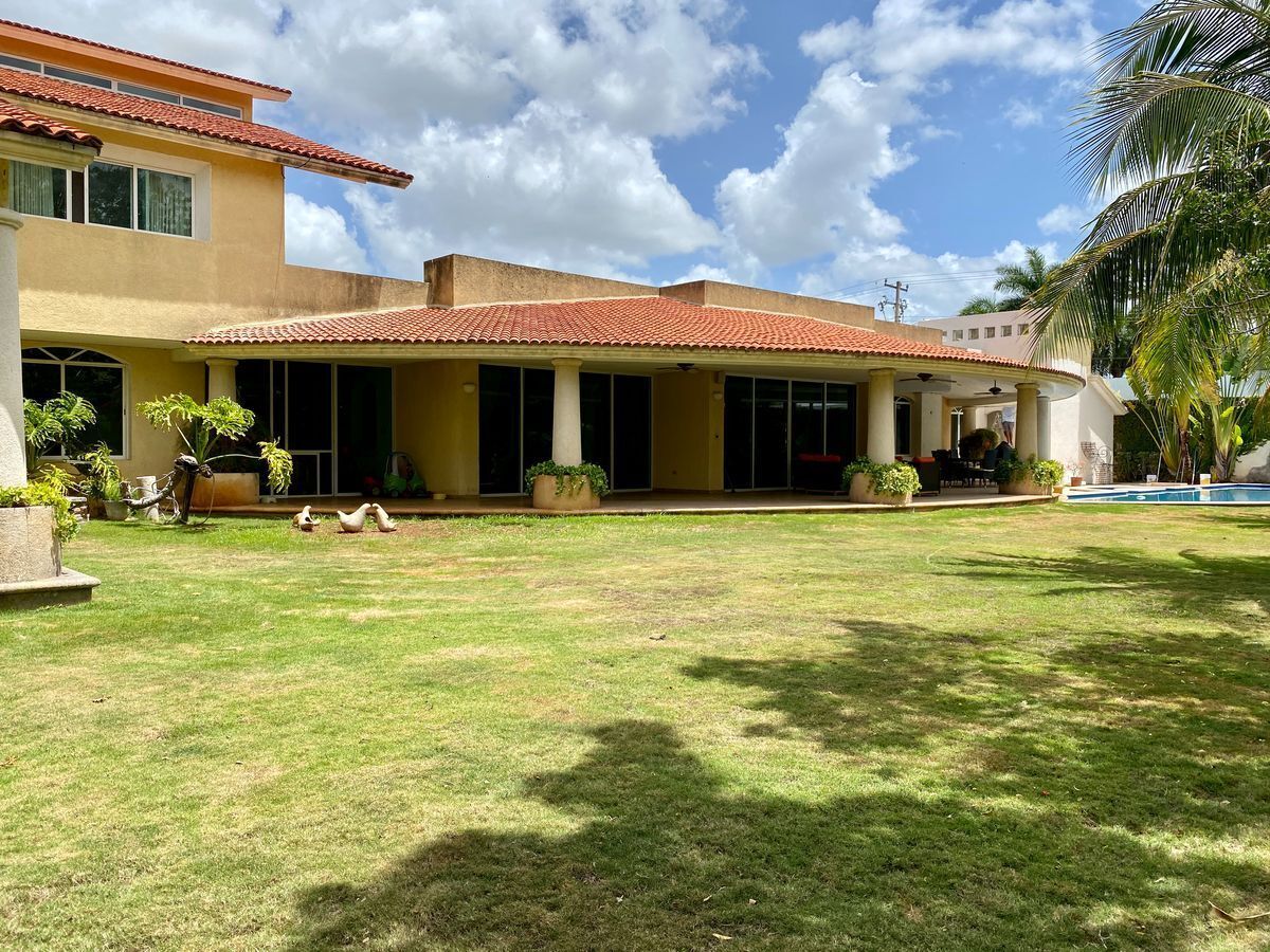 lujosa-residencia-en-venta-sobre-avenida-en-zona-exclusiva-de-mrida43-26381