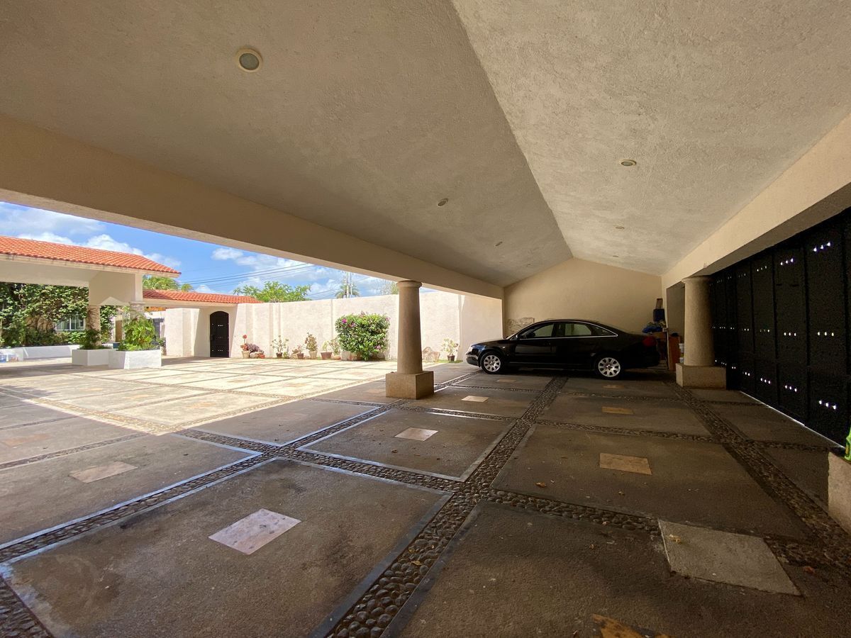 lujosa-residencia-en-venta-sobre-avenida-en-zona-exclusiva-de-mrida5-26381